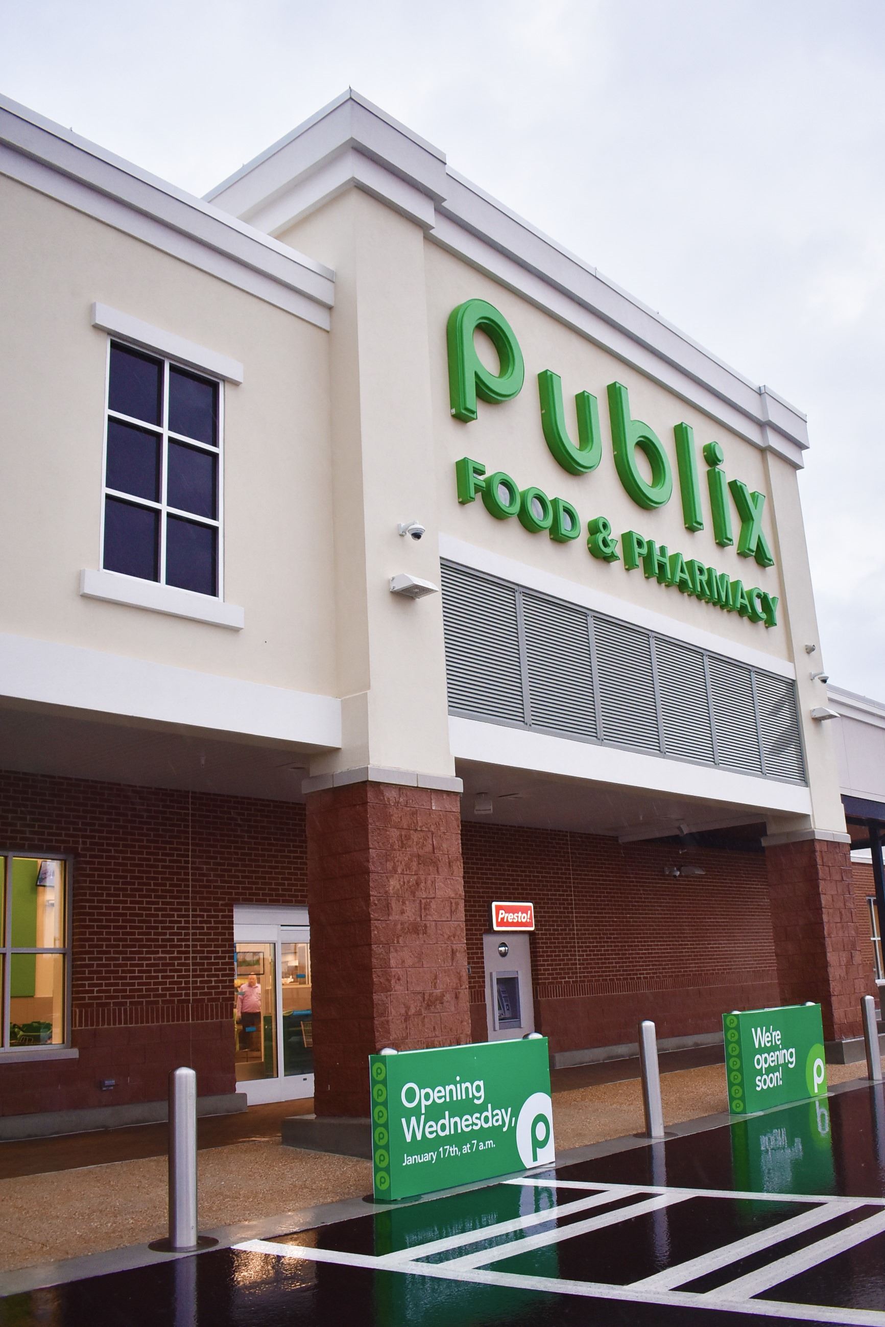 Photo of the Exterior of Publix